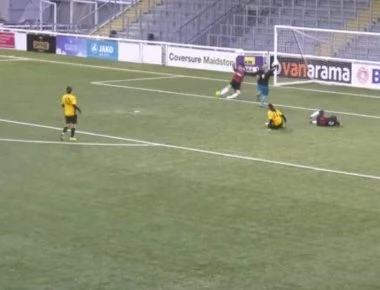 Το βλέπεις, το ξαναβλέπεις και αδυνατείς να το πιστέψεις: Το πιο αστείο αυτογκόλ που έχετε δει ποτέ (βίντεο)